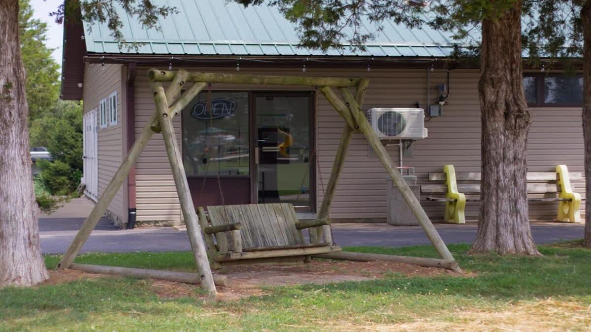 Charming Log Cabin In Bloomington Ngoại thất bức ảnh
